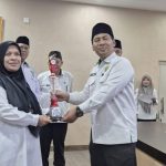 MAN 1 Tanah Datar Terima 3 Trophy OMI di Kankemenag Tanah Datar